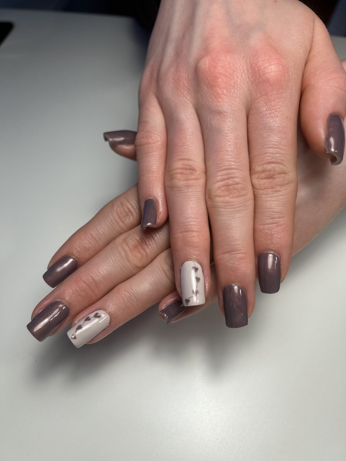 Taupe nagels met crèmekleurige accentnagels