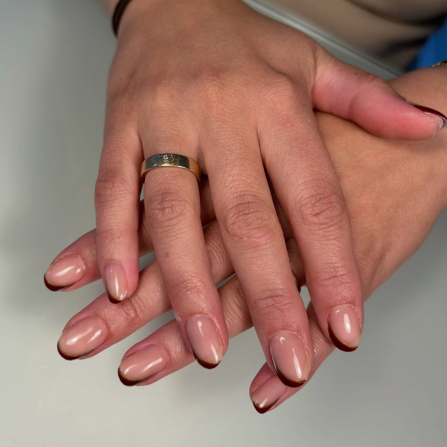 Nude nagels met een dunne bruine french