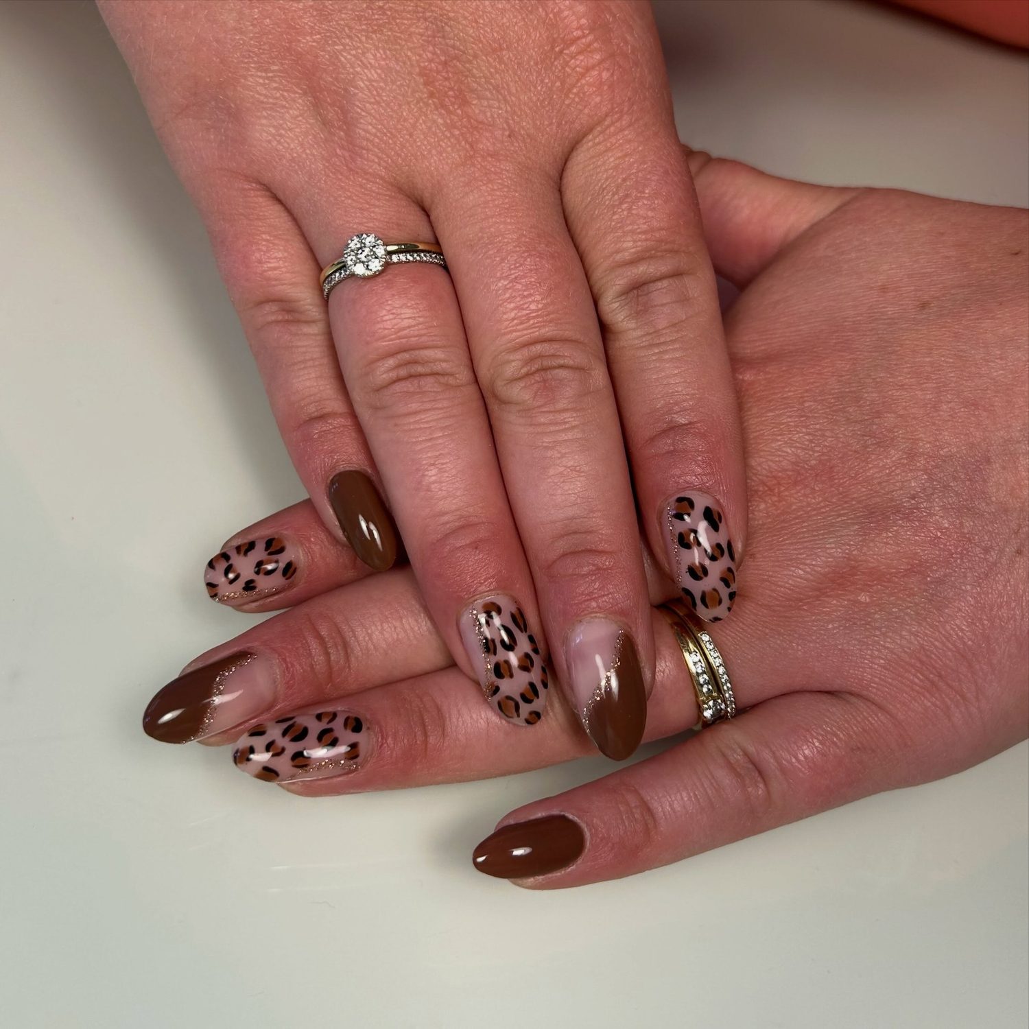 Nagels in panterprint afgewisseld met chocoladebruine nagels
